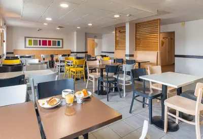 Restaurant ou autre lieu de restauration dans l'établissement B&B HOTEL Lyon Grand Stade Meyzieu