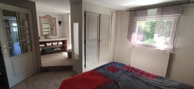 Un ou plusieurs lits dans un hébergement de l'établissement Spacieux logement 90 m2 chambres dans maison