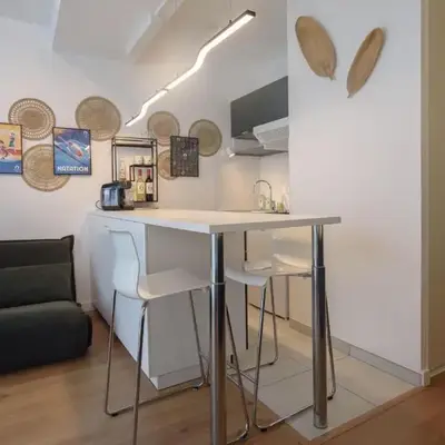 Bright modern with shared garden near Metro