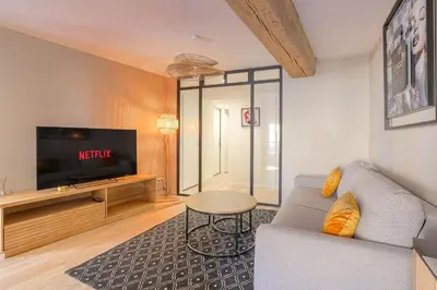 Télévision ou salle de divertissement dans l'établissement Legend, appartement confort premium, idéal pour séjour professionnel