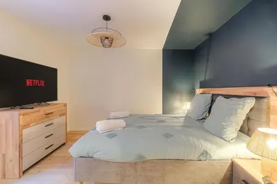 Un ou plusieurs lits dans un hébergement de l'établissement Legend, appartement confort premium, idéal pour séjour professionnel