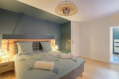 Un ou plusieurs lits dans un hébergement de l'établissement Legend, appartement confort premium, idéal pour séjour professionnel