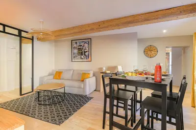 Coin salon dans l'établissement Legend, appartement confort premium, idéal pour séjour professionnel