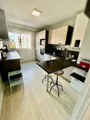 Cuisine ou kitchenette dans l'établissement 2 Bedrooms, Secure residence, Parking!
