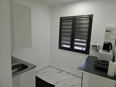 Cuisine ou kitchenette dans l'établissement Cozy renovated studio Comfort practicality