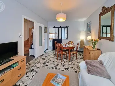 Télévision ou salle de divertissement dans l'établissement Maison de village cosy - 4 pers. - FR-1-496-386