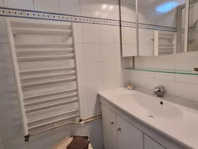 Salle de bains dans l'établissement Maison de village cosy - 4 pers. - FR-1-496-386