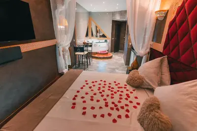 Un ou plusieurs lits dans un hébergement de l'établissement Le Love Spa