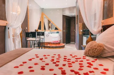Un ou plusieurs lits dans un hébergement de l'établissement Le Love Spa