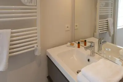 Salle de bains dans l'établissement La Sorelle Hôtel Golf et Restaurant