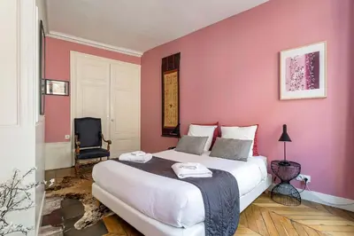 Un ou plusieurs lits dans un hébergement de l'établissement Curiosité - Furnished apartment - Downtown Lyon