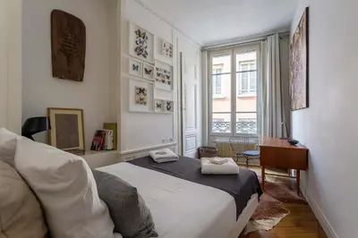 Un ou plusieurs lits dans un hébergement de l'établissement Curiosité - Furnished apartment - Downtown Lyon