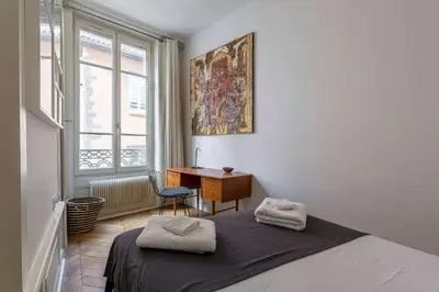 Un ou plusieurs lits dans un hébergement de l'établissement Curiosité - Furnished apartment - Downtown Lyon