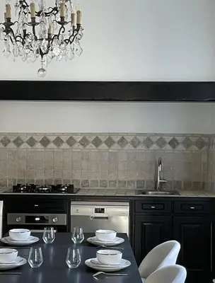 Cuisine ou kitchenette dans l'établissement Grand appartement d'exception au Château Randin