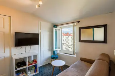 Télévision ou salle de divertissement dans l'établissement Lyon Premium- Nid Cosy