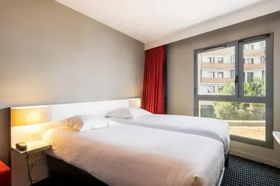Un ou plusieurs lits dans un hébergement de l'établissement B&B HOME Lyon Centre Berthelot