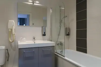 Salle de bains dans l'établissement Hotel du Théatre
