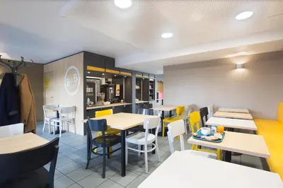Restaurant ou autre lieu de restauration dans l'établissement B&B HOTEL Lyon St Priest