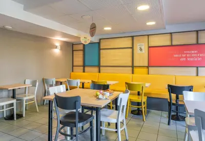 Restaurant ou autre lieu de restauration dans l'établissement B&B HOTEL Lyon St Priest