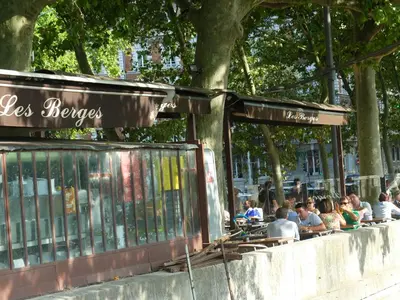 Restaurant ou autre lieu de restauration dans l'établissement Jolie chambre à louer - Vue Imprenable