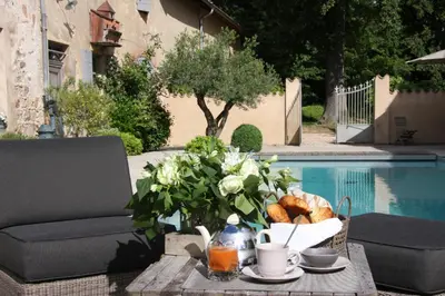 Piscine de l'établissement Chateau Saint Vincent ou située à proximité