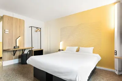 Un ou plusieurs lits dans un hébergement de l'établissement B&B HOTEL Lyon Centre Part-dieu Gambetta