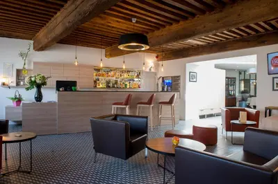 Télévision ou salle de divertissement dans l'établissement Logis Hôtel Tante Yvonne & son restaurant semi-gastronomique - Lyon Nord
