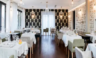 Restaurant ou autre lieu de restauration dans l'établissement Logis Hôtel Tante Yvonne & son restaurant semi-gastronomique - Lyon Nord