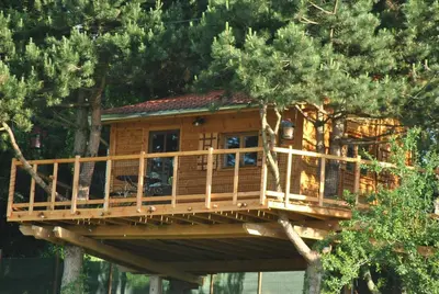Balcon ou terrasse dans l'établissement L'Etournelle - Cabane Perchée