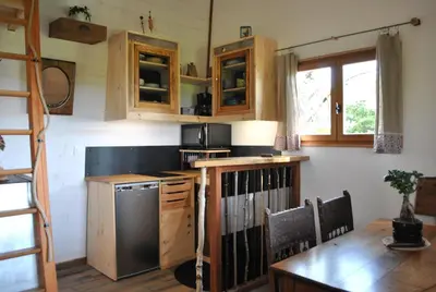 Cuisine ou kitchenette dans l'établissement L'Etournelle - Cabane Perchée