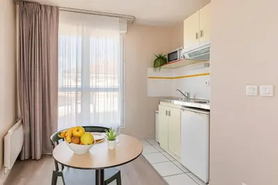 Cuisine ou kitchenette dans l'établissement Appart'City Classic Lyon Villeurbanne