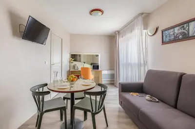 Télévision ou salle de divertissement dans l'établissement Appart'City Classic Lyon Villeurbanne