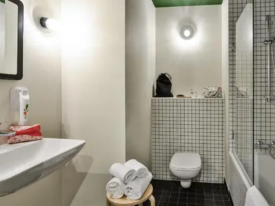 Salle de bains dans l'établissement ibis Styles Lyon Meyzieu Arena Stadium