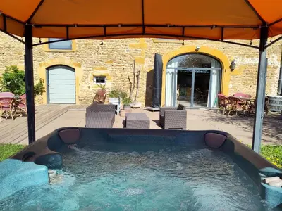 Piscine de l'établissement Le Clos du Cher en Beaujolais ou située à proximité