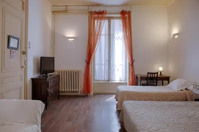 Télévision ou salle de divertissement dans l'établissement Hôtel des Facultés