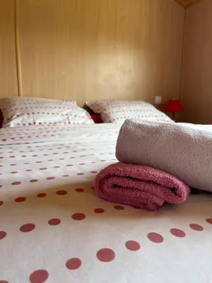 Un ou plusieurs lits dans un hébergement de l'établissement Les Chalets du Piou