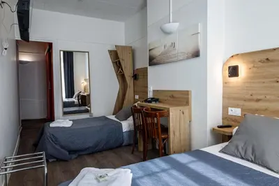 Un ou plusieurs lits dans un hébergement de l'établissement Hotel Du Dauphiné
