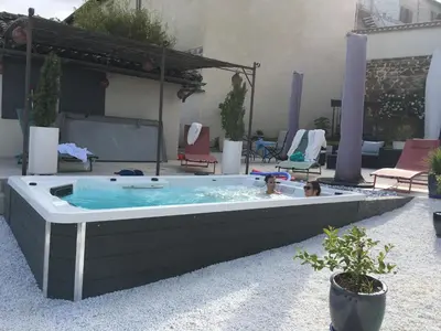Piscine de l'établissement Les Chambres d'Hôtes d'Alice Dior ou située à proximité