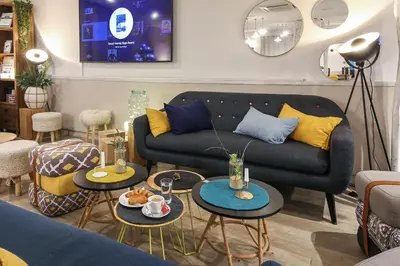 Coin salon dans l'établissement Kyriad Lyon Est - Bron Eurexpo Le Cottage