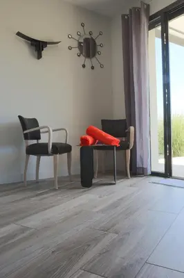 Coin salon dans l'établissement Maison Cube