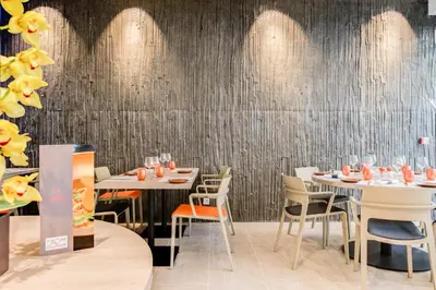 Restaurant ou autre lieu de restauration dans l'établissement Spark by Hilton Lyon Park Saone