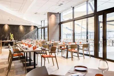 Restaurant ou autre lieu de restauration dans l'établissement Spark by Hilton Lyon Park Saone