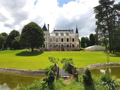 Jardin de l'établissement Eclosion Château Hôtel & Restaurant