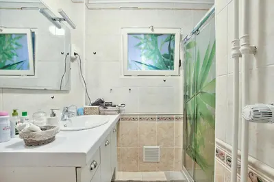 Salle de bains dans l'établissement ! A découvrir ! NATURALBNB - Chambres d'hôtes zen au calme - Top confort et reposant - PARKING GRATUIT SECURISE - Garage vélos et motos - OFFERT COPIEUX PETIT DEJEUNER fait maison sucré-salé, local et bio - Accueil et convivialité garantis !