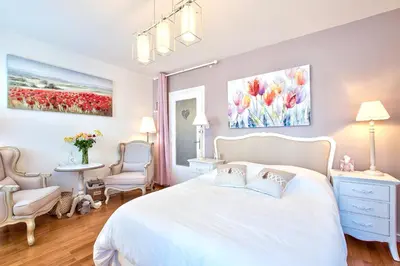 Un ou plusieurs lits dans un hébergement de l'établissement ! A découvrir ! NATURALBNB - Chambres d'hôtes zen au calme - Top confort et reposant - PARKING GRATUIT SECURISE - Garage vélos et motos - OFFERT COPIEUX PETIT DEJEUNER fait maison sucré-salé, local et bio - Accueil et convivialité garantis !