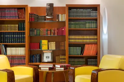Bibliothèque dans l'hôtel