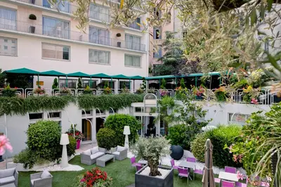 Jardin de l'établissement Hôtel Charlemagne by Happyculture