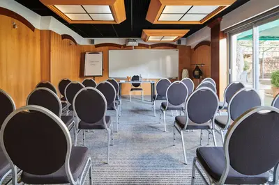 Espace de conférence ou salle de réunion dans l'établissement Hôtel Charlemagne by Happyculture