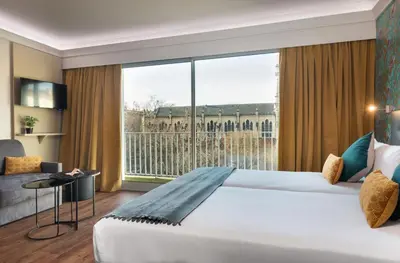 Un ou plusieurs lits dans un hébergement de l'établissement Hôtel Charlemagne by Happyculture