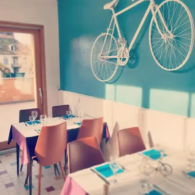 Restaurant ou autre lieu de restauration dans l'établissement Le Terminus